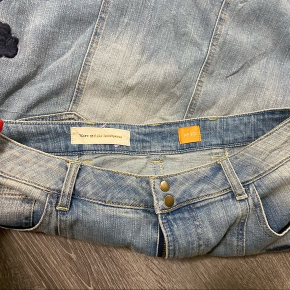 🆕 Anthropologie Denim Skirt Embroidered Flowers - Picture 5 of 12